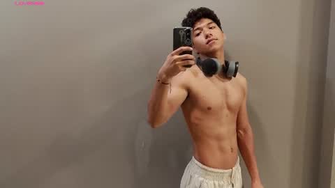 Snapshot of maximiliano_kh4lil chatting on 07-14-26, 12:33 Maximiliano online show from 07-14-26, 12:33