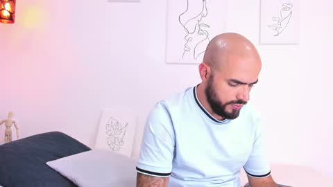 Snapshot of maximo_di_santi chatting on 10-19-25, 11:49 M A X I M O online show from 10-19-25, 11:49