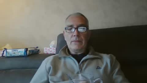 Snapshot of maxou569 chatting on 10-06-25, 06:44 maxou569 online show from 10-06-25, 06:44