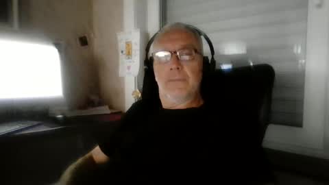 Snapshot of maxou569 chatting on 06-23-26, 06:44 maxou569 online show from 06-23-26, 06:44