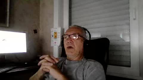 Snapshot of maxou569 chatting on 08-04-26, 07:11 maxou569 online show from 08-04-26, 07:11