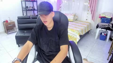 Snapshot of maxthomson_boy chatting on 09-15-25, 09:04 MaxThomson online show from 09-15-25, 09:04
