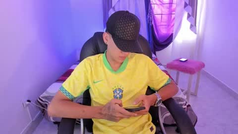 Snapshot of maxthomson_boy chatting on 09-16-25, 06:53 MaxThomson online show from 09-16-25, 06:53