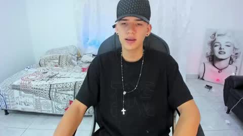 Snapshot of maxthomson_boy chatting on 10-01-25, 08:04 MaxThomson online show from 10-01-25, 08:04
