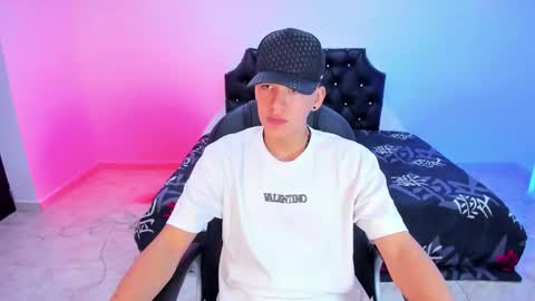 Snapshot of maxthomson_boy chatting on 10-11-25, 07:45 MaxThomson online show from 10-11-25, 07:45