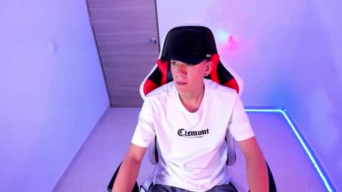 Snapshot of maxthomson_boy chatting on 10-21-25, 03:40 MaxThomson online show from 10-21-25, 03:40