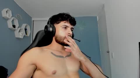 Snapshot of maxtowers chatting on 03-06-26, 04:20 Maxi online show from 03-06-26, 04:20