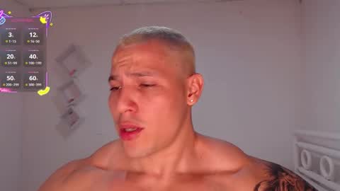 Snapshot of maxwel949813 chatting on 10-27-25, 01:42 Max online show from 10-27-25, 01:42