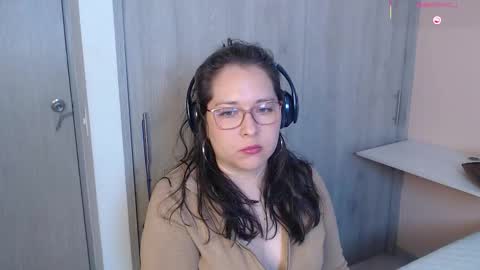 Snapshot of may_bloom chatting on 10-04-25, 02:09 May online show from 10-04-25, 02:09