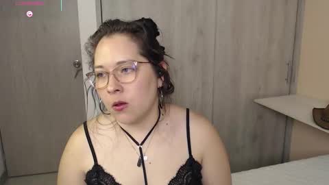 Snapshot of may_bloom chatting on 10-10-25, 11:26 May online show from 10-10-25, 11:26