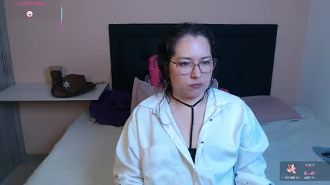 Snapshot of may_bloom chatting on 10-21-25, 03:07 May online show from 10-21-25, 03:07