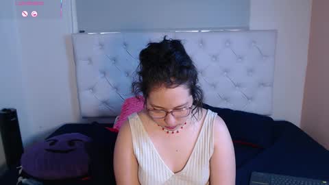 Snapshot of may_bloom chatting on 03-06-26, 08:27 May online show from 03-06-26, 08:27