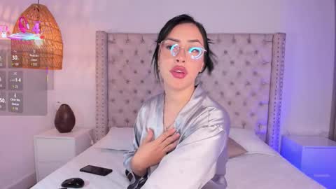 Snapshot of maya_blue_ chatting on 12-16-25, 04:06 Maya online show from 12-16-25, 04:06