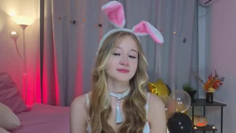 Snapshot of maybaybe chatting on 10-31-25, 03:13 Alice online show from 10-31-25, 03:13