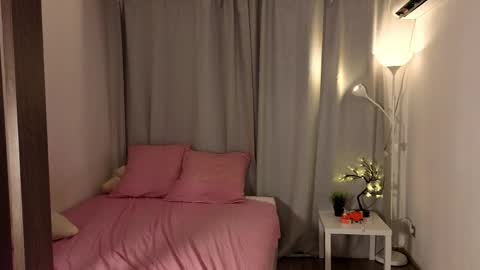Snapshot of maybaybe chatting on 05-19-26, 04:24 Alice online show from 05-19-26, 04:24