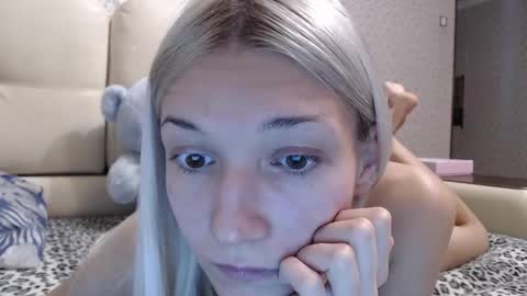 Snapshot of maybe_doll chatting on 10-10-25, 03:11 maybe_doll online show from 10-10-25, 03:11