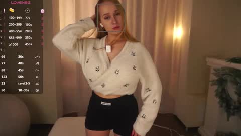 Snapshot of maybellebyone chatting on 02-06-26, 06:44 Milina online show from 02-06-26, 06:44