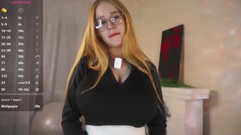 Snapshot of maybellebyone chatting on 02-09-26, 06:12 Milina online show from 02-09-26, 06:12