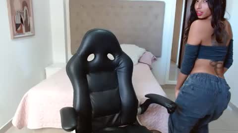 Snapshot of maydivaxox chatting on 01-07-26, 08:22 MAYA online show from 01-07-26, 08:22