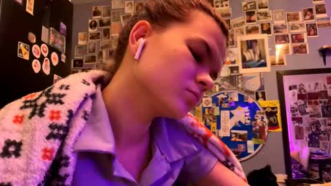 Snapshot of mayecorlee chatting on 03-12-26, 09:32 Rose online show from 03-12-26, 09:32