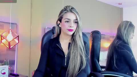 Snapshot of maylinfox chatting on 01-07-25, 01:03 MaylinFox online show from 01-07-25, 01:03