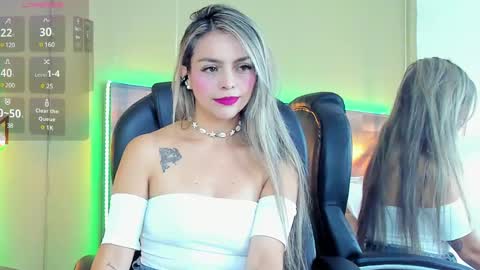 Snapshot of maylinfox chatting on 01-18-25, 12:57 MaylinFox online show from 01-18-25, 12:57