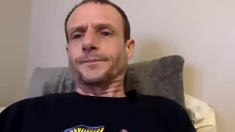 Snapshot of meanfinger chatting on 03-11-26, 10:32 Jizzy online show from 03-11-26, 10:32