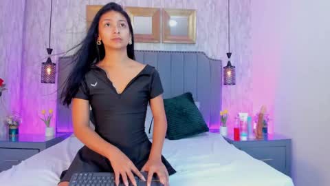 Snapshot of megan_cruzgb chatting on 02-22-25, 07:58 Carolina Paez online show from 02-22-25, 07:58