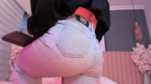 Snapshot of megan_moore__ chatting on 02-12-25, 12:01 online show from 02-12-25, 12:01