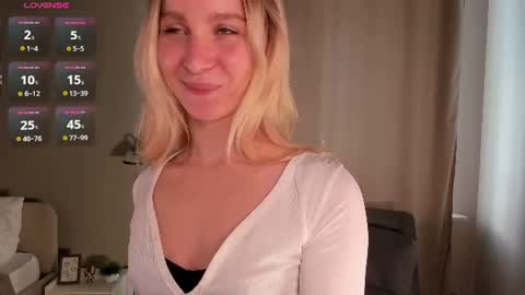 Snapshot of meganhenns chatting on 06-26-26, 03:16 Elly online show from 06-26-26, 03:16