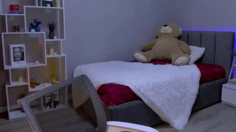 MelanieAlves online show from 11-21-25, 02:05