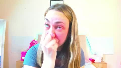 Snapshot of melaniecutys chatting on 05-18-26, 05:24 Melania online show from 05-18-26, 05:24
