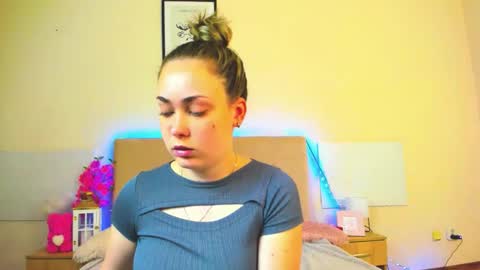 Snapshot of melaniecutys chatting on 05-28-26, 05:38 Melania online show from 05-28-26, 05:38
