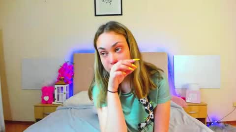 Snapshot of melaniecutys chatting on 06-11-26, 05:38 Melania online show from 06-11-26, 05:38