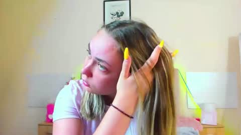 Snapshot of melaniecutys chatting on 06-20-26, 06:05 Melania online show from 06-20-26, 06:05