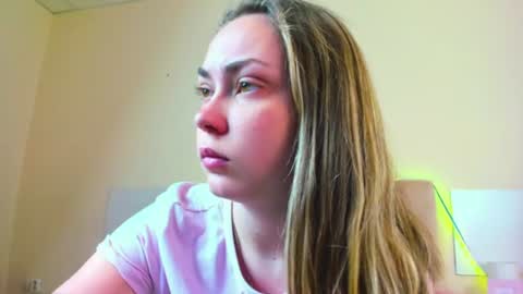 Snapshot of melaniecutys chatting on 06-21-26, 05:32 Melania online show from 06-21-26, 05:32