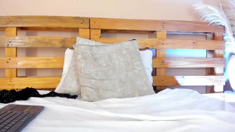 Melanie online show from 02-16-25, 04:53