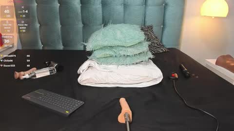 Snapshot of melanierioss_ chatting on 01-12-25, 03:25 online show from 01-12-25, 03:25