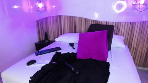 Snapshot of melanieroux chatting on 01-07-25, 10:41 Melanie Roux online show from 01-07-25, 10:41