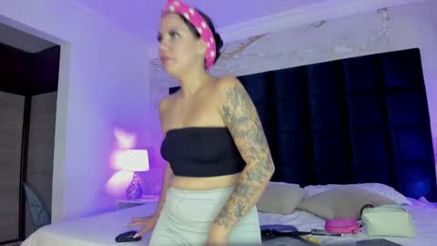 Snapshot of melanieroux chatting on 09-27-25, 07:19 Melanie Roux online show from 09-27-25, 07:19