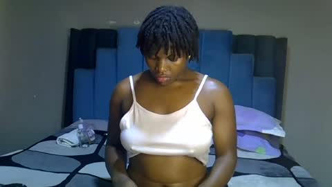 Snapshot of melanin_moon chatting on 06-16-26, 10:07 Moon online show from 06-16-26, 10:07
