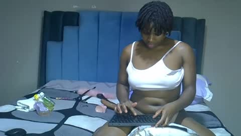 Snapshot of melanin_moon chatting on 06-16-26, 10:12 Moon online show from 06-16-26, 10:12