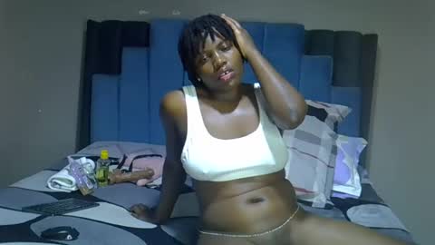 Snapshot of melanin_moon chatting on 06-17-26, 11:23 Moon online show from 06-17-26, 11:23