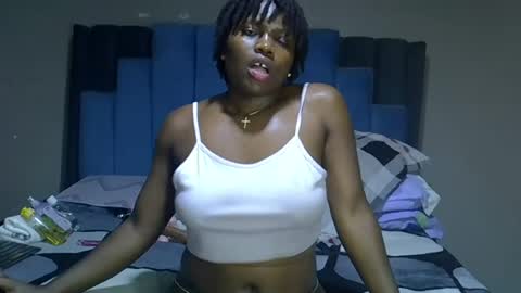Snapshot of melanin_moon chatting on 06-17-26, 11:27 Moon online show from 06-17-26, 11:27