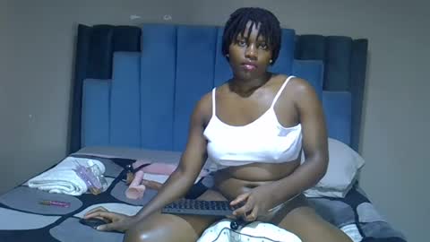 Snapshot of melanin_moon chatting on 06-19-26, 11:25 Moon online show from 06-19-26, 11:25