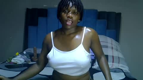 Snapshot of melanin_moon chatting on 06-22-26, 07:00 Moon online show from 06-22-26, 07:00
