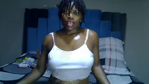 Snapshot of melanin_moon chatting on 06-23-26, 11:19 Moon online show from 06-23-26, 11:19