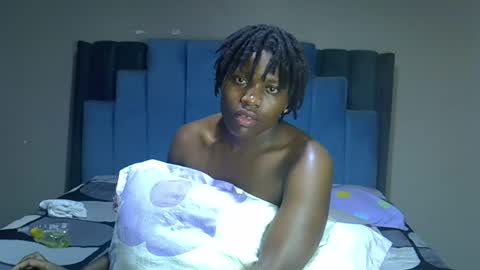 Snapshot of melanin_moon chatting on 06-24-26, 09:47 Moon online show from 06-24-26, 09:47