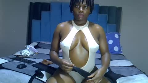 Snapshot of melanin_moon chatting on 06-28-26, 12:33 Moon online show from 06-28-26, 12:33