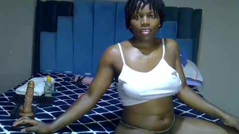 Snapshot of melanin_moon chatting on 07-01-26, 11:23 Moon online show from 07-01-26, 11:23